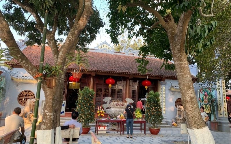 Có nhiều lựa chọn phương tiện để di chuyển tới đền Quan Giám Sát tại Lạng Sơn